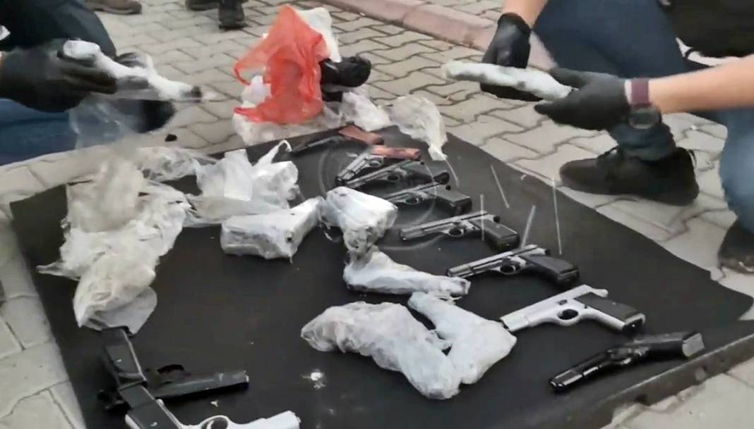 Aracın bagajında onlarcası ele geçirildi: Pes dedirten görüntü! Şüphelinin rahatlığı ve cesareti polisi de şaşırttı 4